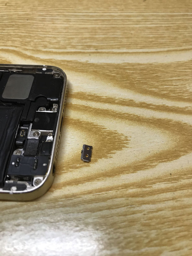 苹果5s拆机掉了一个小铁片,不知道放哪,有知道吗?高悬赏