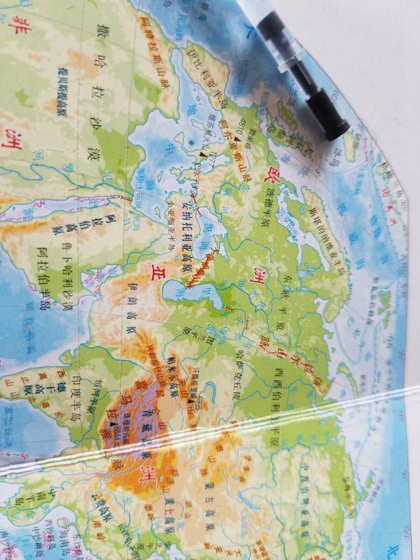 世界地图上(欧洲地图也行)冰岛在哪里啊?可以