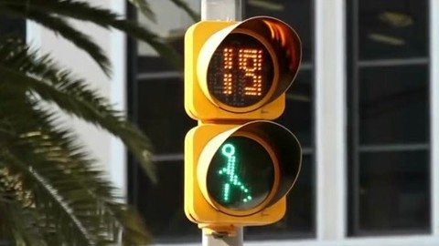 马路街道红绿灯绿灯倒数实拍高清视频素材