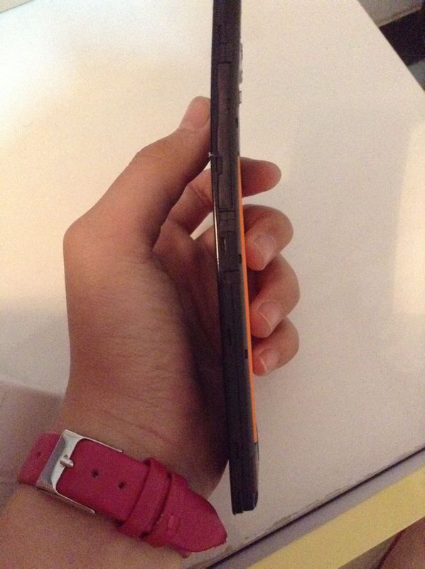 手机摔弯了,不过可以正常使用,外屏整个摔碎了