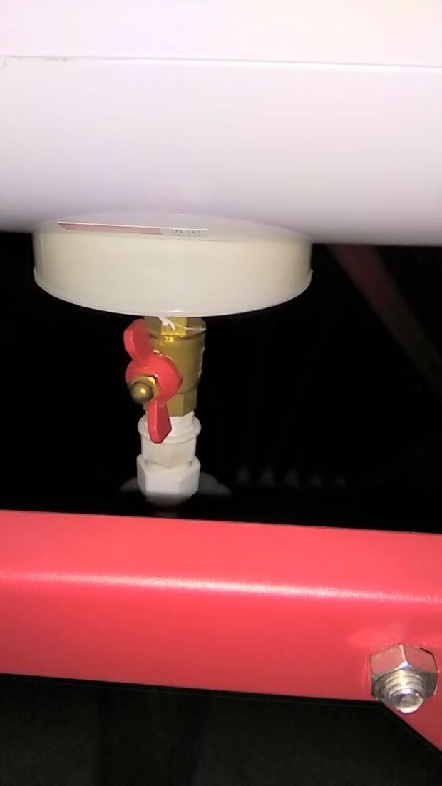 太阳能热水器进出水口这个是横着的还是竖着的