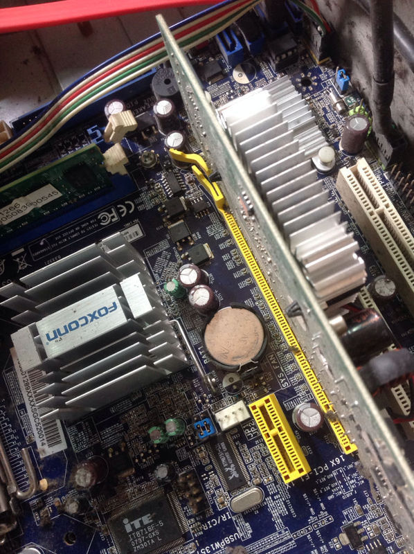 PCIE卡槽怎么拆显卡? 如图