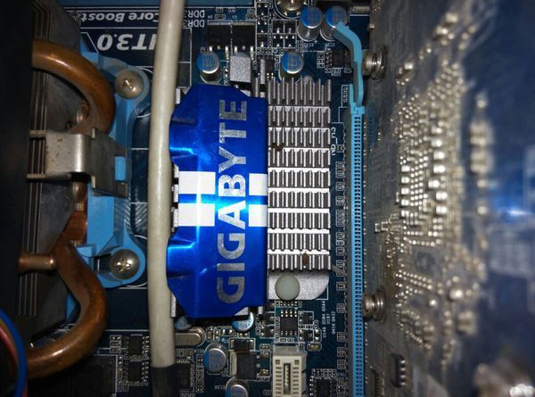 主板上cpu旁边有块小散热片,时间久了,需要换