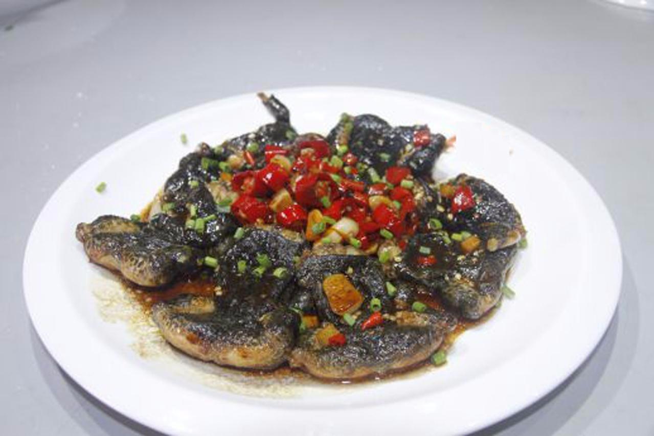 视频:江西十大名菜之 庐山石鸡的做法,因其肉质鲜嫩,肥美如鸡而得名