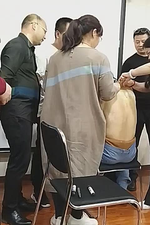 瑶医 吴斌 正骨手法调理后背疼痛肩胛骨疼痛