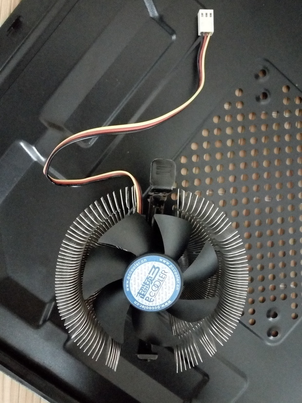 请问小哥哥小姐姐们电脑主机的散热器怎么装回