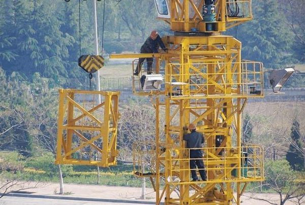 塔吊是怎么给自己加高的