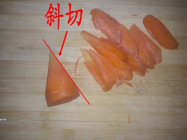 准备一根胡萝卜,一把菜刀,一块菜板,用刀切取一段胡萝卜,然后沿长度