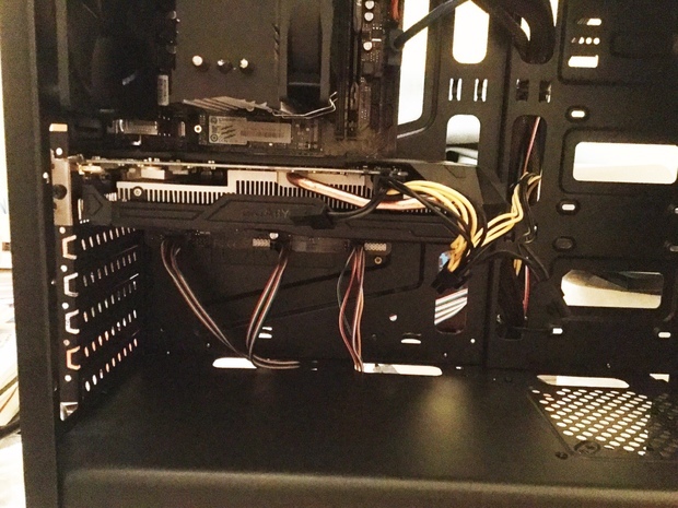 电脑显卡开机没有画面,显卡转一下后停转。