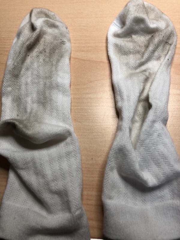 我是一个初中女生,白袜子穿一天下来会这么脏吗