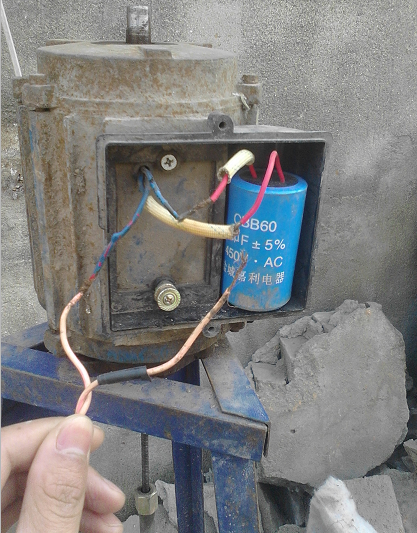 请问两根线的水泵电容如何接线?