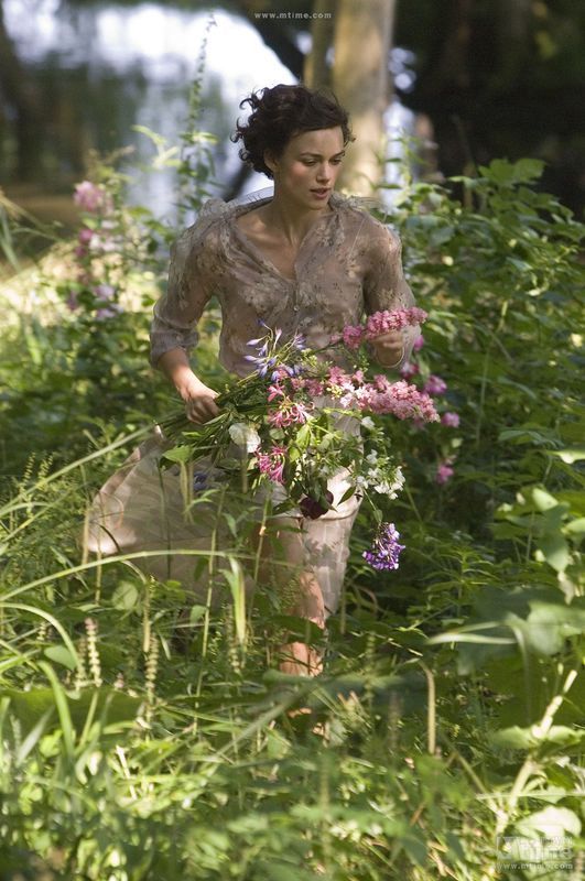 赎罪电影截图一个女的拿着一束花跑