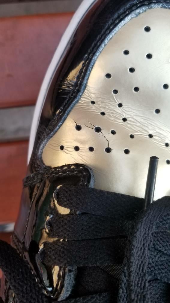 aj1黑金穿出裂痕,怎么保养.