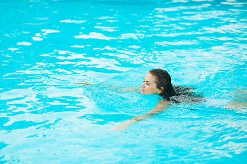 在游泳馆看到来大姨妈的女生在游泳是什么样的体验?