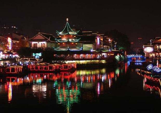 十里秦淮生春梦,六朝烟月荟金陵,什么意思?