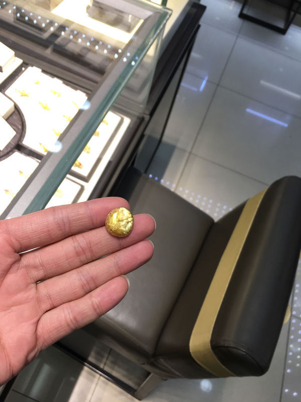 足金戒指到六福珠宝换购,然后六福珠宝拿了3个烧熔后的不同金粒给我看