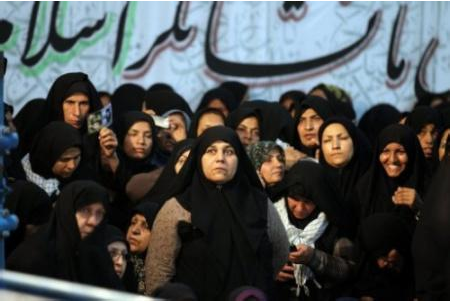 为什么伊朗8名女子为现场观看足球比赛女扮男