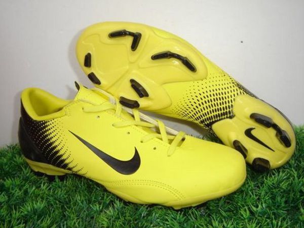 6个铁头钉子的足球鞋适合人造草皮吗?