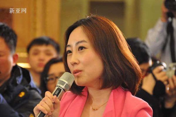 在全国政协新闻发布会凤凰卫视提问女记者叫什么名字?