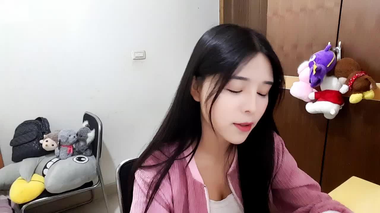 美女主播周馨馨 室内清唱跑调了自己不晓得