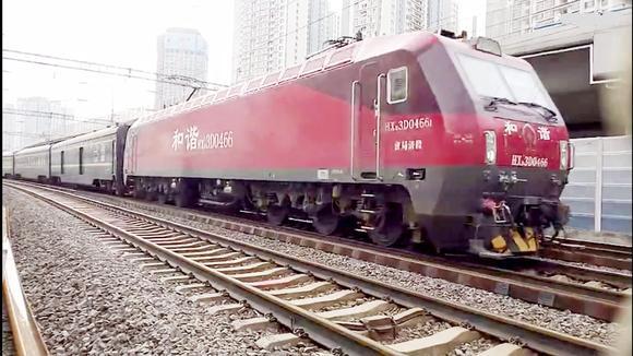 开往西宁的 z272次直达特快车 通过青岛上海路天桥