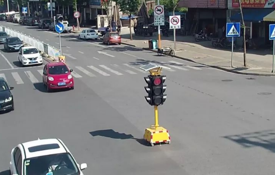 十字路口有摄像头但是红绿灯坏了在中间放了个临时红绿灯这样闯过去会