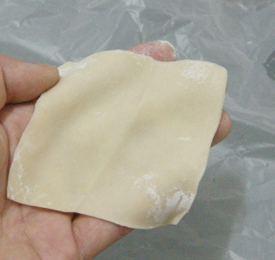 四方饺子皮怎么包饺子?