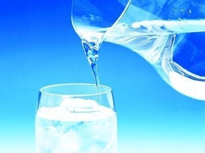 喝盐水时放多少盐啊?是冷水还是温水?