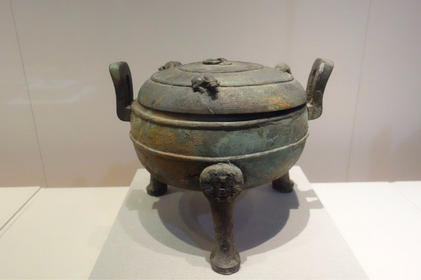 古代天子祭祀和吃饭要用九个鼎八个簋,相当于现在的什么?