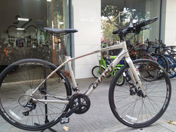 混合运动车ii:捷安特 escape sl2 ,这个几乎是公路车,车把是山地车的