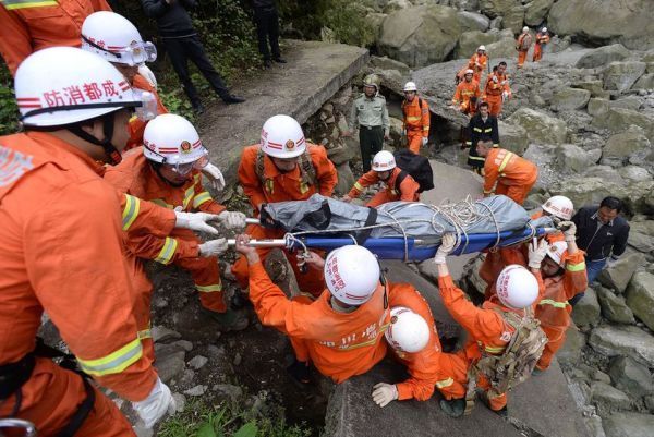 消防队舍身救人的故事