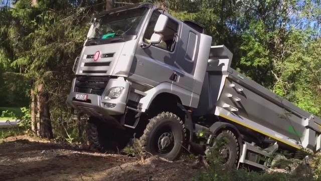 這輛卡車厲害了,8x8驅動, 越野爬坡很給力