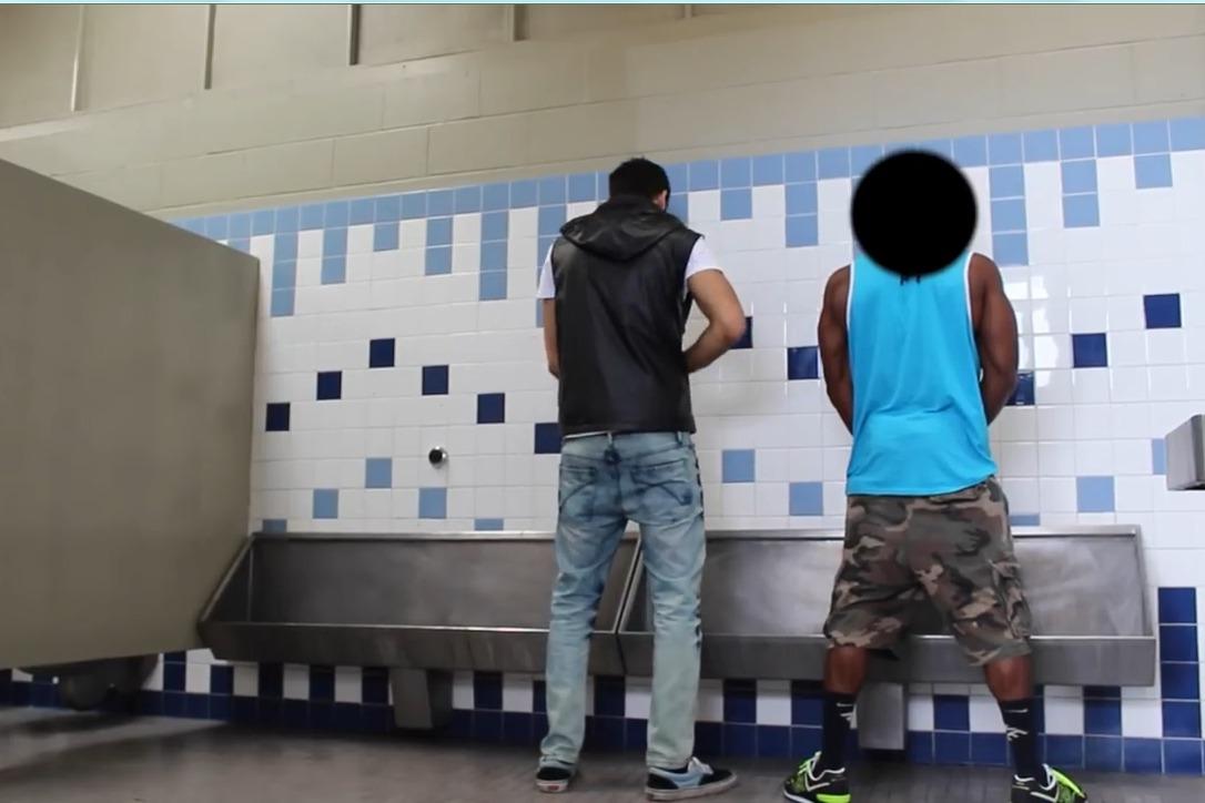 视频:厕所恶搞!奇怪声音弄得撒尿男生不谈定了!