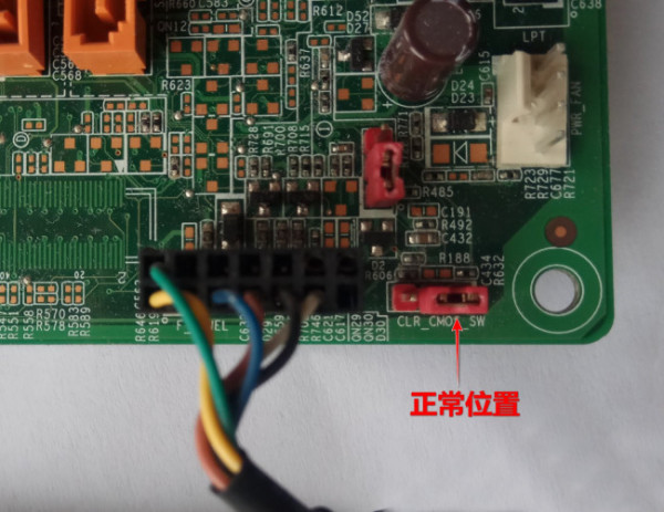 5,拔下cmos数据跳线帽,会看到3根插针