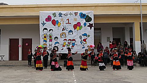 兰希黎爱心小学二年级元旦表演节目《宠爱》