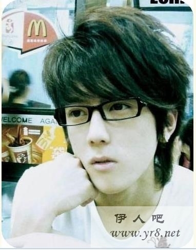 我12岁长脸皮肤黄戴眼镜中学生怎么剪头发想