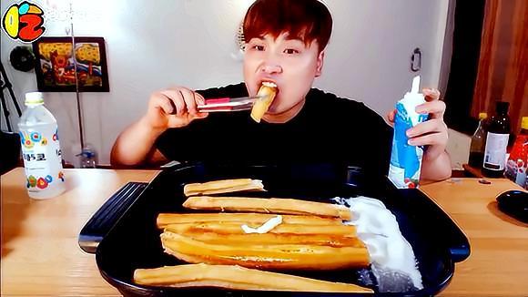 视频:韩国大胃王胖哥donkey,大油条蘸白糖,奶油挤半管,这食欲太好!