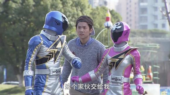 视频:《巨神战机队》天战卫和梦战卫把人给解救出来了,还打跑了怪兽