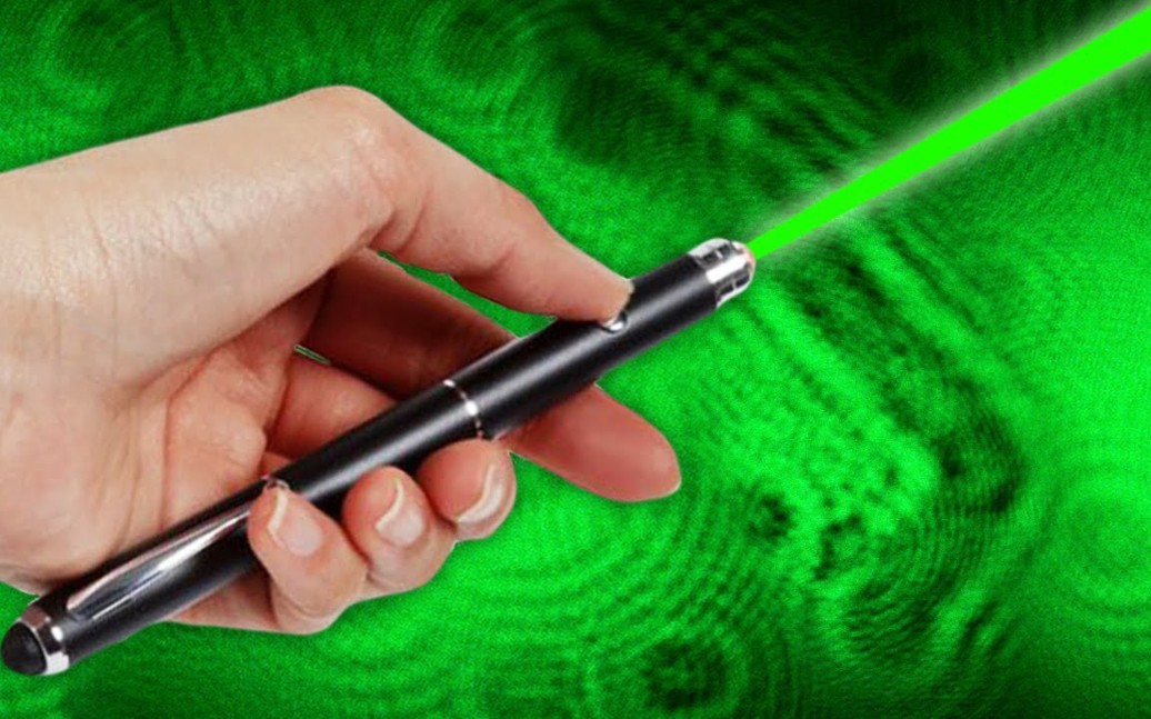 如何用激光笔制作巨大的显微镜投影仪-惊人的科学实验