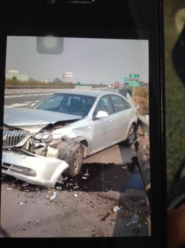 高速公路上碰到护栏撞还坏车头,保险公司说维