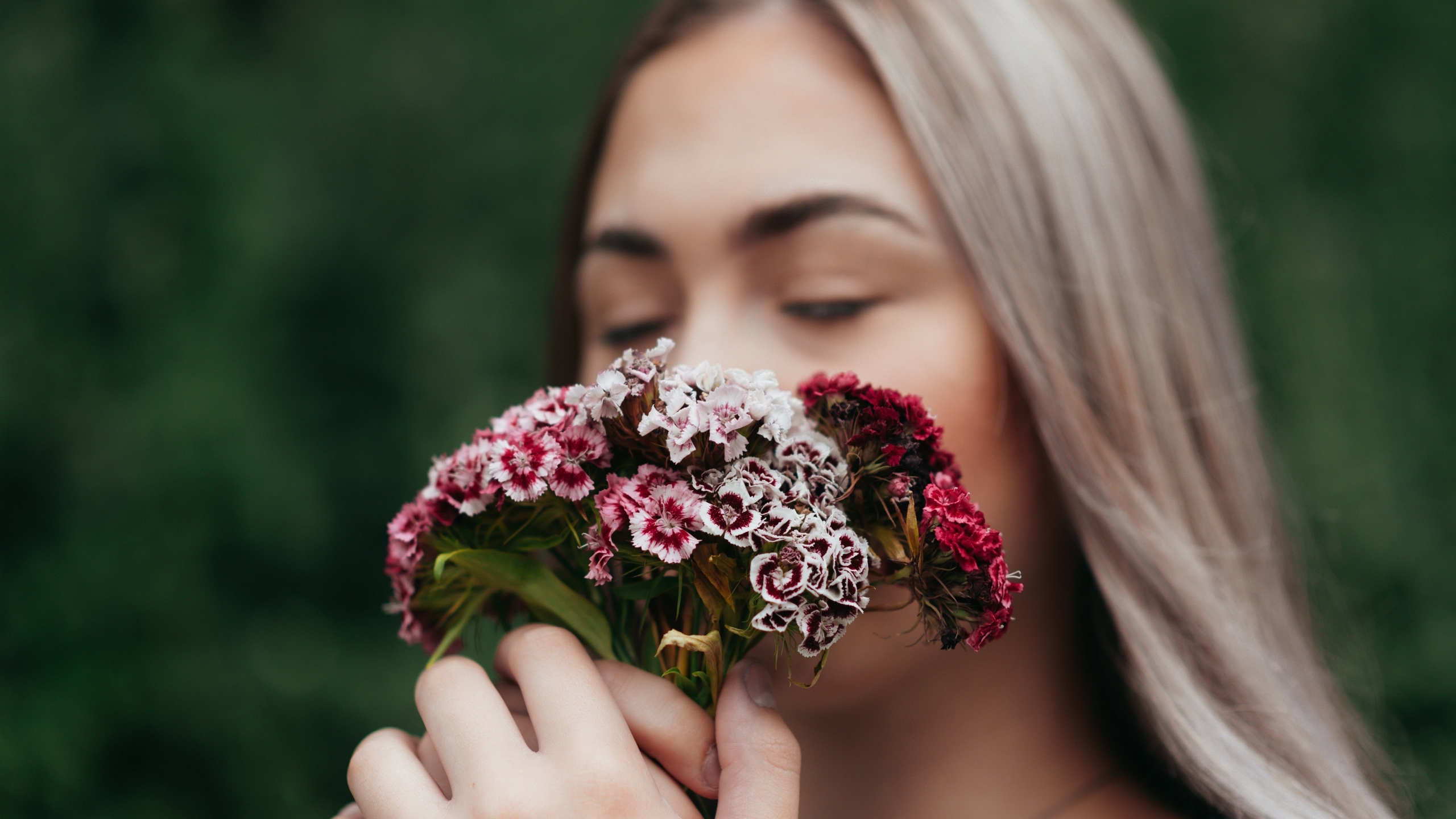 闻花香的女生图片[图3]