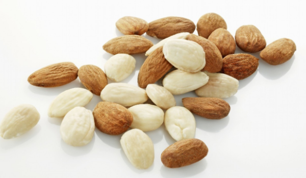 食用杏仁,可以达到润泽津液,解渴,润肺,平喘,通肠通便,减少肠癌的效果