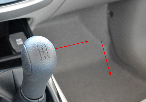教练车都是手动挡车型,挂当时需要先踩下汽车的离合踏板,然后将档位挂