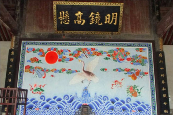 古时公堂之上为何要悬挂"明镜高悬"的匾呢?