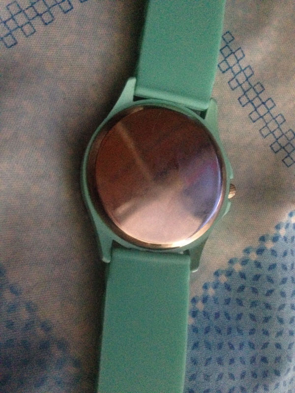 我需要换电池,手表后壳怎么拆,求解答!上图!