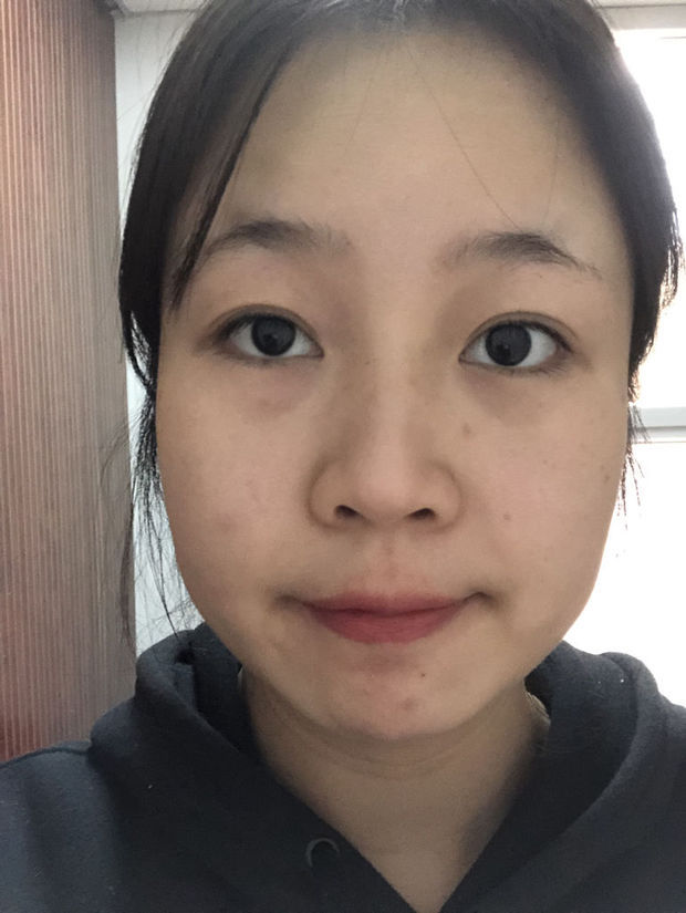 这个是网恋对象给我发的,说是素颜?