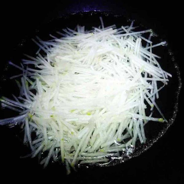 2.锅中放水,煮开后,放入冬瓜丝,焯一分钟