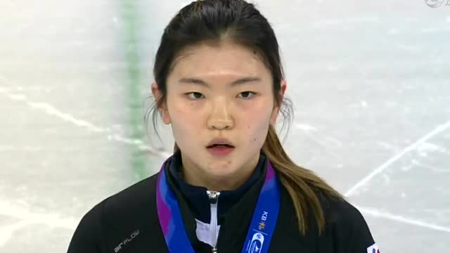 颁奖:突破! 郭奕含从第四到摘银 登领奖台笑容甜美