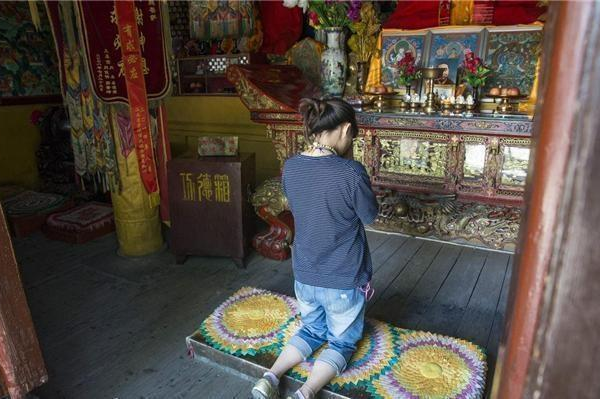 不单是佛教,甚至是道教,农村香道,也都供奉观音像.