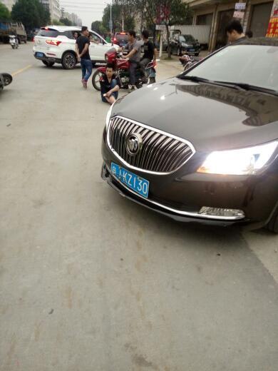 我开一摩托车被小车撞了,我方两人受伤。我摩